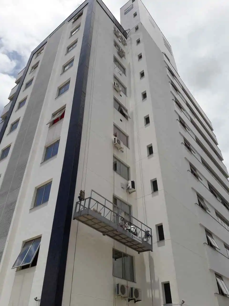 Equipe de manutenção predial em altura